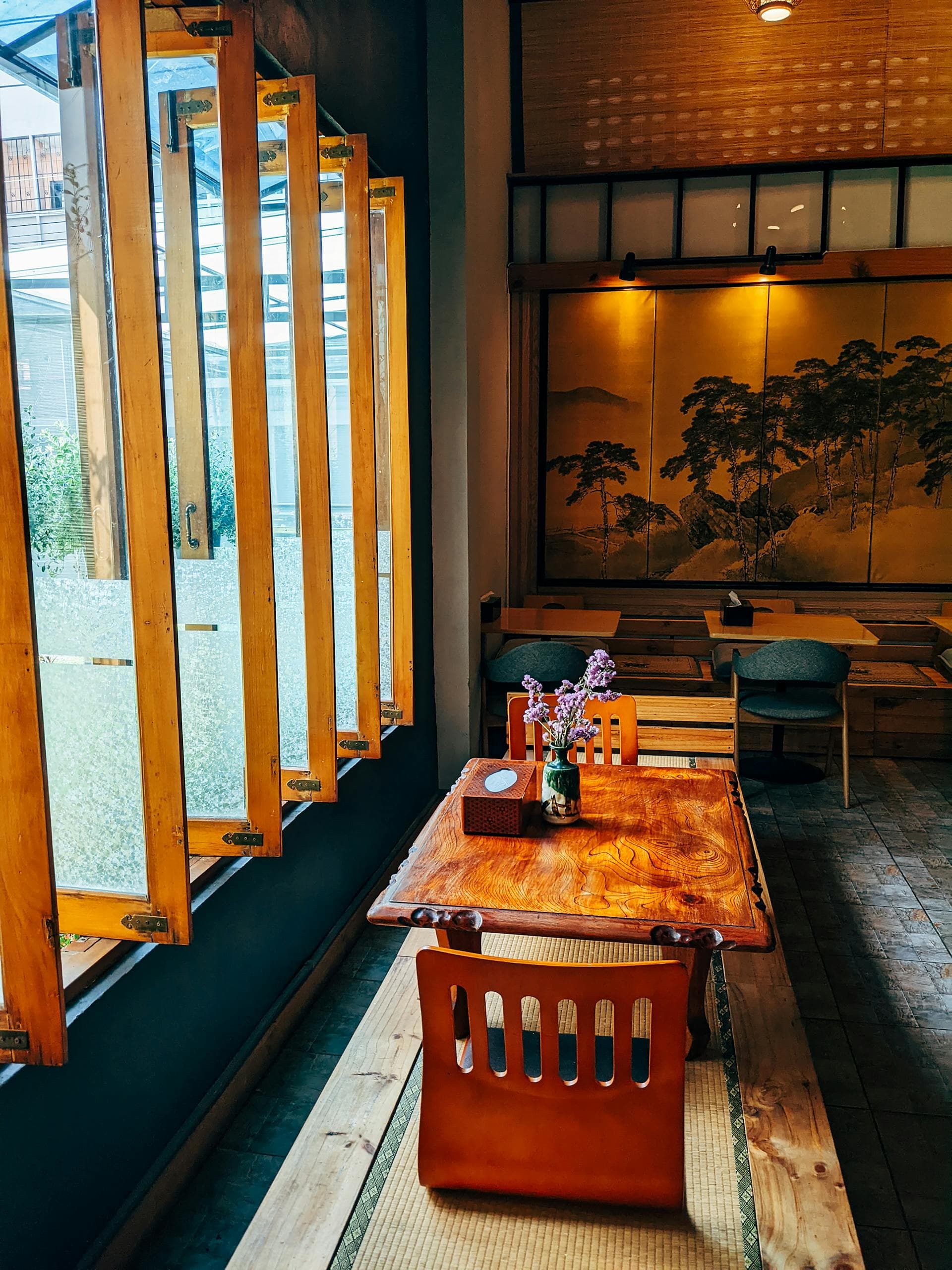 Restaurant Atmosphere 3